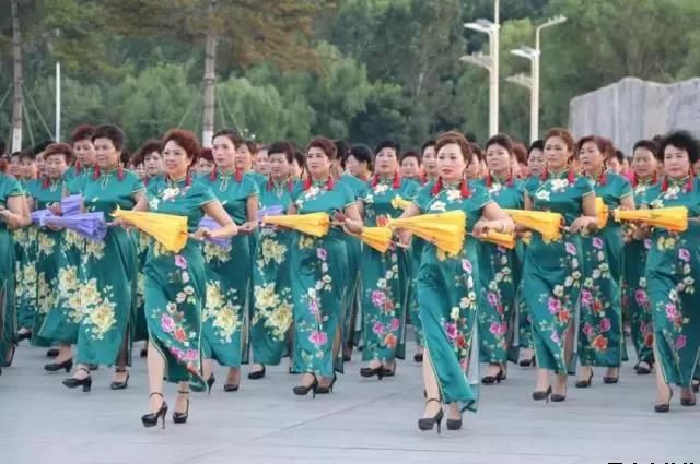 平?jīng)鲢垂军h委和興北路社區(qū)綠地廣場(chǎng)商圈黨建聯(lián)盟合作舉辦“謳歌新時(shí)代 共圓中國(guó)夢(mèng)”紀(jì)念改革開(kāi)放四十周年大型群眾廣場(chǎng)文化活動(dòng)(圖3) 平?jīng)鲢垂军h委和興北路社區(qū)綠地廣場(chǎng)商圈黨建聯(lián)盟合作舉辦“謳歌新時(shí)代 共圓中國(guó)夢(mèng)”紀(jì)念改革開(kāi)放四十周年大型群眾廣場(chǎng)文化活動(dòng)(圖3)