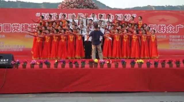 平?jīng)鲢垂军h委和興北路社區(qū)綠地廣場(chǎng)商圈黨建聯(lián)盟合作舉辦“謳歌新時(shí)代 共圓中國(guó)夢(mèng)”紀(jì)念改革開(kāi)放四十周年大型群眾廣場(chǎng)文化活動(dòng)(圖8) 平?jīng)鲢垂军h委和興北路社區(qū)綠地廣場(chǎng)商圈黨建聯(lián)盟合作舉辦“謳歌新時(shí)代 共圓中國(guó)夢(mèng)”紀(jì)念改革開(kāi)放四十周年大型群眾廣場(chǎng)文化活動(dòng)(圖8)