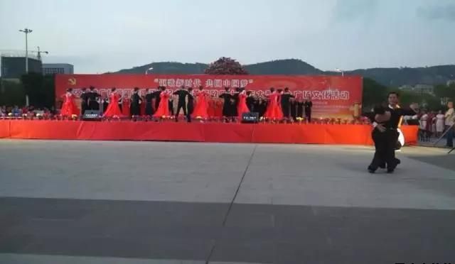 平?jīng)鲢垂军h委和興北路社區(qū)綠地廣場(chǎng)商圈黨建聯(lián)盟合作舉辦“謳歌新時(shí)代 共圓中國(guó)夢(mèng)”紀(jì)念改革開(kāi)放四十周年大型群眾廣場(chǎng)文化活動(dòng)(圖10) 平?jīng)鲢垂军h委和興北路社區(qū)綠地廣場(chǎng)商圈黨建聯(lián)盟合作舉辦“謳歌新時(shí)代 共圓中國(guó)夢(mèng)”紀(jì)念改革開(kāi)放四十周年大型群眾廣場(chǎng)文化活動(dòng)(圖10)