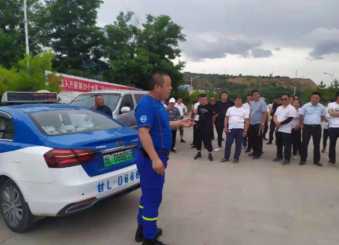 泓源新能源出租汽車公司開展應(yīng)急救援演練活動(dòng)(圖2) 泓源新能源出租汽車公司開展應(yīng)急救援演練活動(dòng)(圖2)
