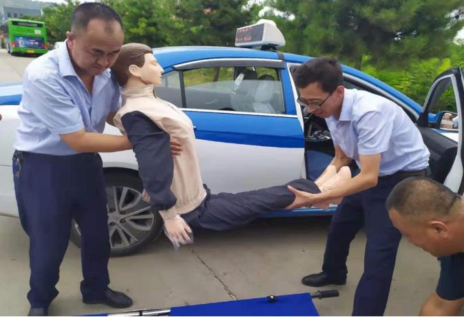 泓源新能源出租汽車公司開展應(yīng)急救援演練活動(dòng)(圖3) 泓源新能源出租汽車公司開展應(yīng)急救援演練活動(dòng)(圖3)