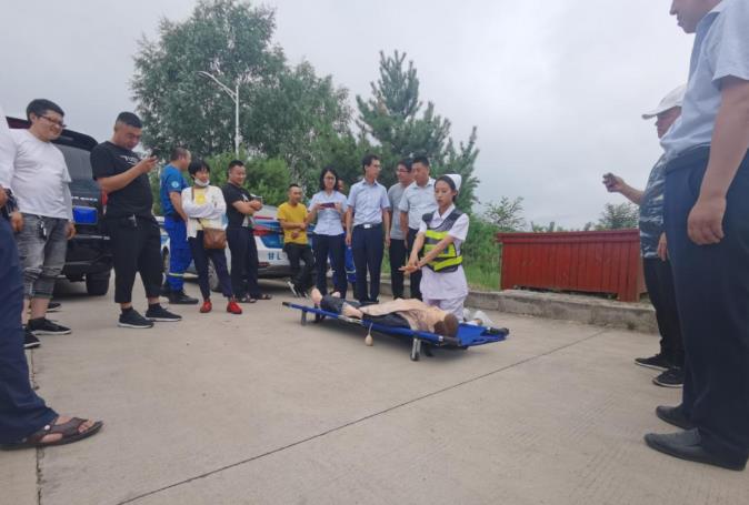 泓源新能源出租汽車公司開展應(yīng)急救援演練活動(dòng)(圖4) 泓源新能源出租汽車公司開展應(yīng)急救援演練活動(dòng)(圖4)