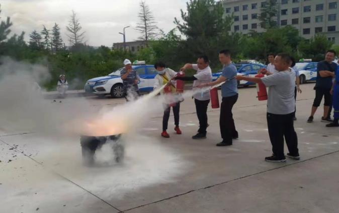 泓源新能源出租汽車公司開展應(yīng)急救援演練活動(dòng)(圖6) 泓源新能源出租汽車公司開展應(yīng)急救援演練活動(dòng)(圖6)