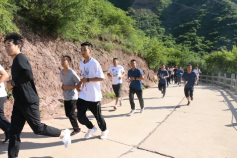 助力文旅市場 展示產投風采——市產投集團組織開展員工登山比賽活動(圖3) 助力文旅市場 展示產投風采——市產投集團組織開展員工登山比賽活動(圖3)